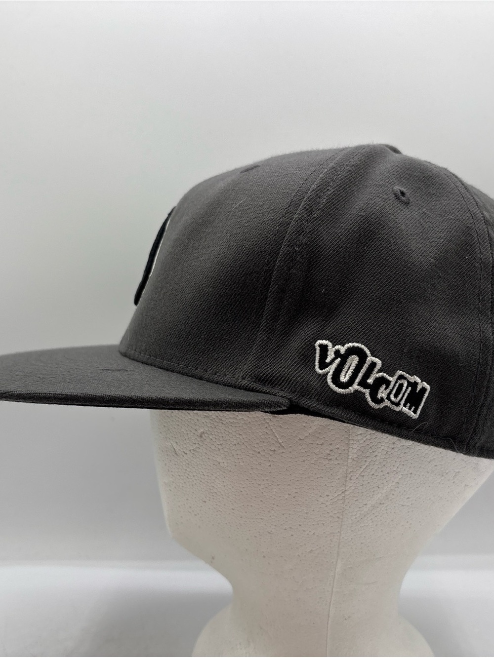 Volcom 210 Fitted Hat Flexfit Men’s Grey S/M 6 7/8 - 7 1/4 Stone Logo Flat Bill - Picture 3 of 9